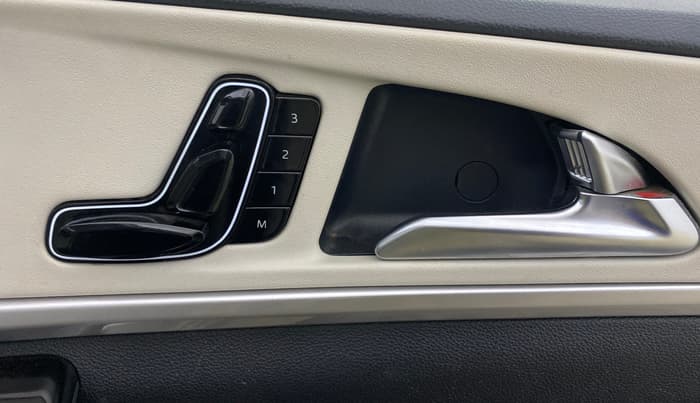 2021 Mahindra XUV700 AX 7 LUXURY P AT 7 STR, Petrol, Automatic, 47,374 km, Driver Side Adjustment Panel
