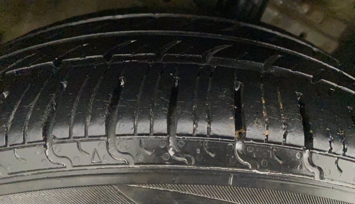 2015 Maruti Ertiga VXI CNG, CNG, Manual, 89,664 km, Right Rear Tyre Tread