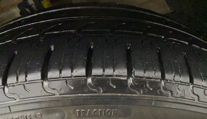 2015 Maruti Ertiga VXI CNG, CNG, Manual, 89,664 km, Left Front Tyre Tread
