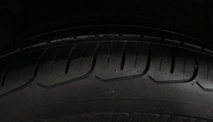 2014 Hyundai Verna FLUIDIC 1.6 VTVT SX, Petrol, Manual, 64,978 km, Right Rear Tyre Tread