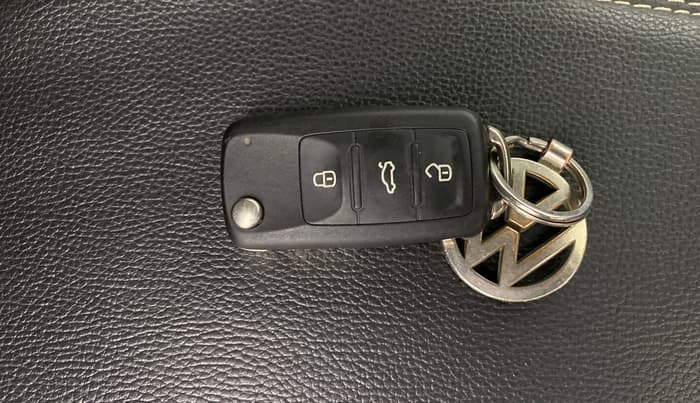 2017 Volkswagen Polo HIGHLINE1.5L, Diesel, Manual, 1,09,963 km, Key Close Up