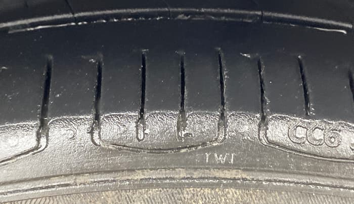 2017 Volkswagen Polo HIGHLINE1.5L, Diesel, Manual, 1,09,963 km, Right Front Tyre Tread