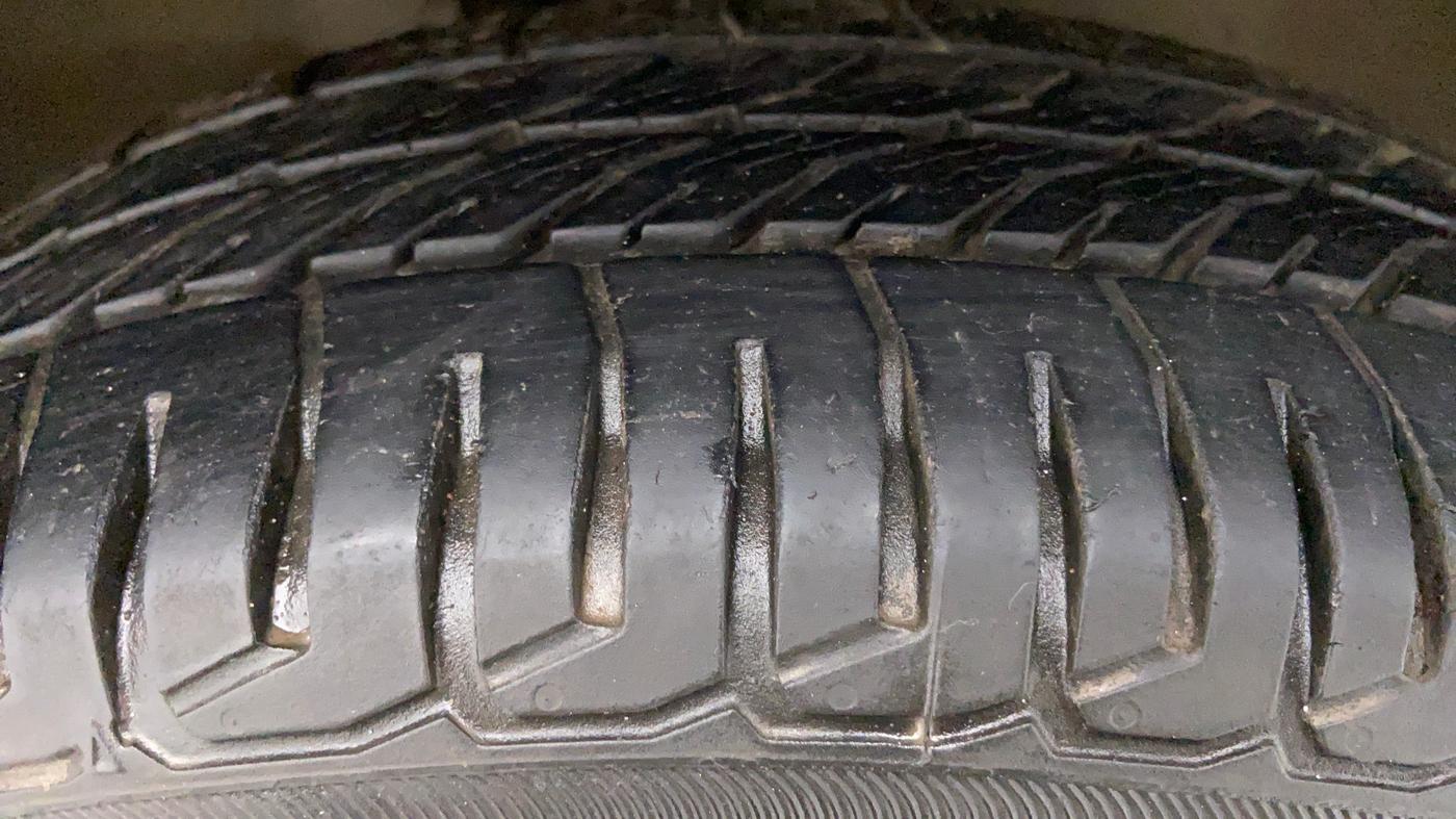 2017 Maruti Wagon R 1.0 VXI AMT, Petrol, Automatic, 61,081 km, Right Front Tyre Tread