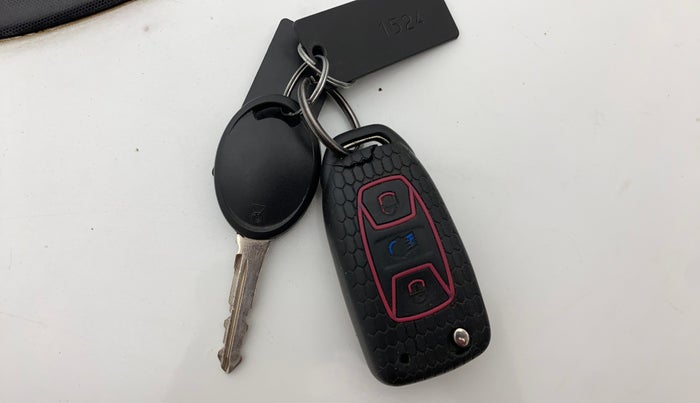 2016 Tata Tiago XZ PETROL, Petrol, Manual, 79,231 km, Key Close Up