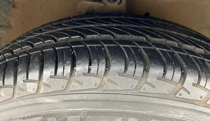 2014 Maruti Celerio VXI d, Petrol, Manual, 62,904 km, Right Front Tyre Tread