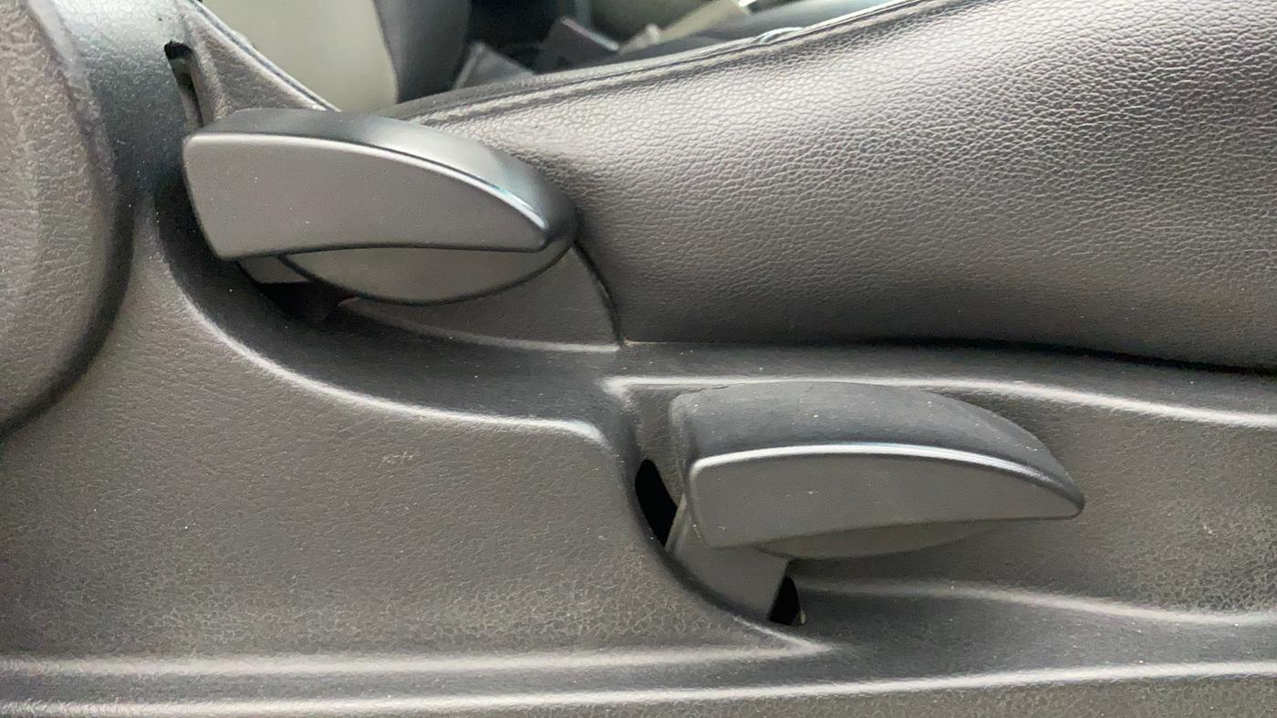 2016 Mahindra NUVOSPORT N8, Diesel, Manual, 1,30,472 km, Driver Side Adjustment Panel