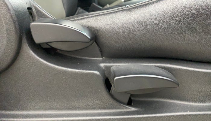 2016 Mahindra NUVOSPORT N8, Diesel, Manual, 1,30,472 km, Driver Side Adjustment Panel