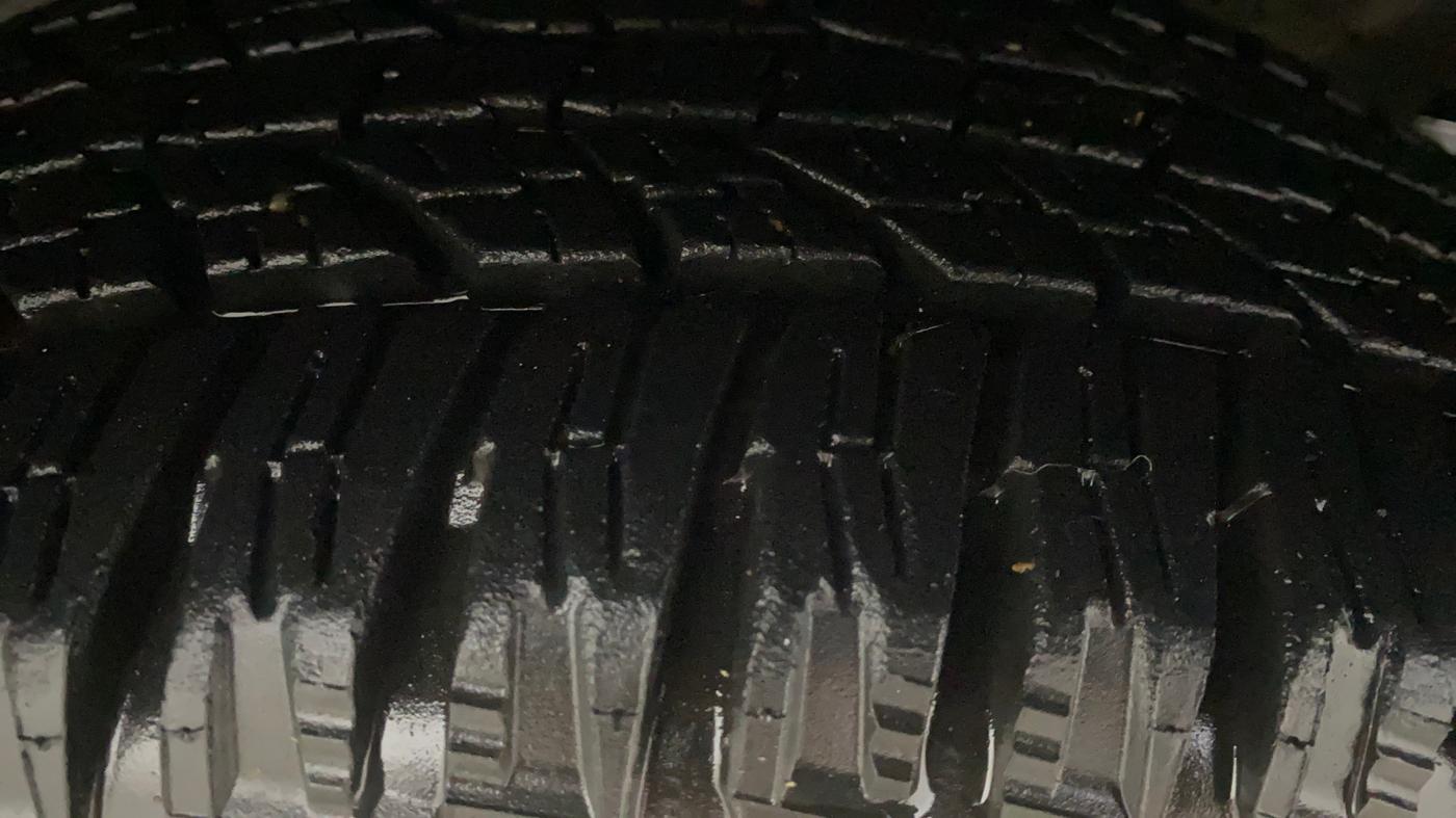 2016 Mahindra NUVOSPORT N8, Diesel, Manual, 1,30,472 km, Right Front Tyre Tread