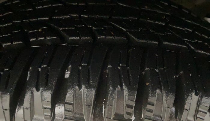 2016 Mahindra NUVOSPORT N8, Diesel, Manual, 1,30,472 km, Right Front Tyre Tread