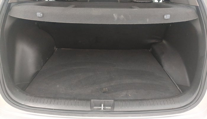 2015 Hyundai Creta SX PLUS 1.6 PETROL, Petrol, Manual, 89,381 km, Boot Inside