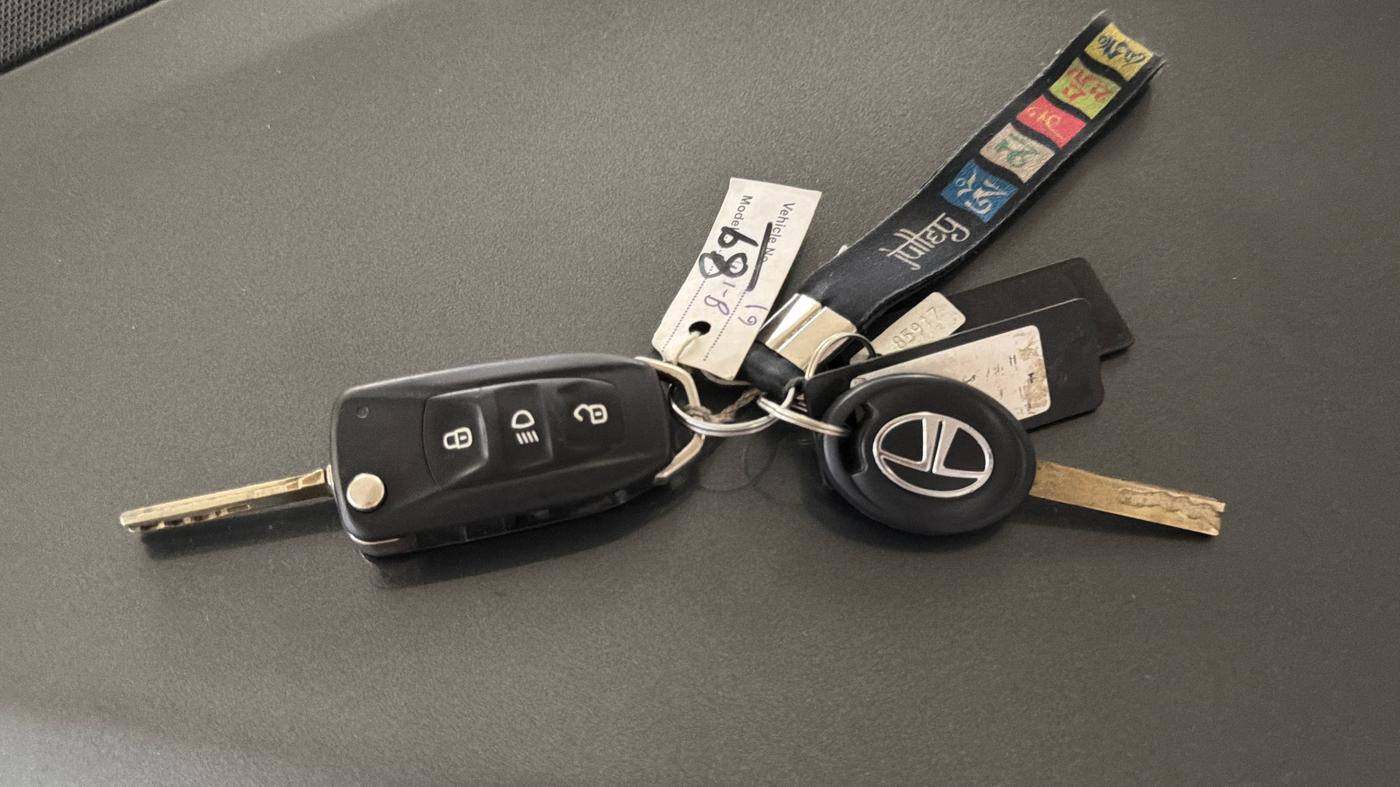 2023 Tata ALTROZ XM PLUS PETROL, Petrol, Manual, 52,545 km, Key Close Up