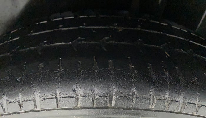 2010 Maruti Swift Dzire VXI, Petrol, Manual, 84,021 km, Left Rear Tyre Tread