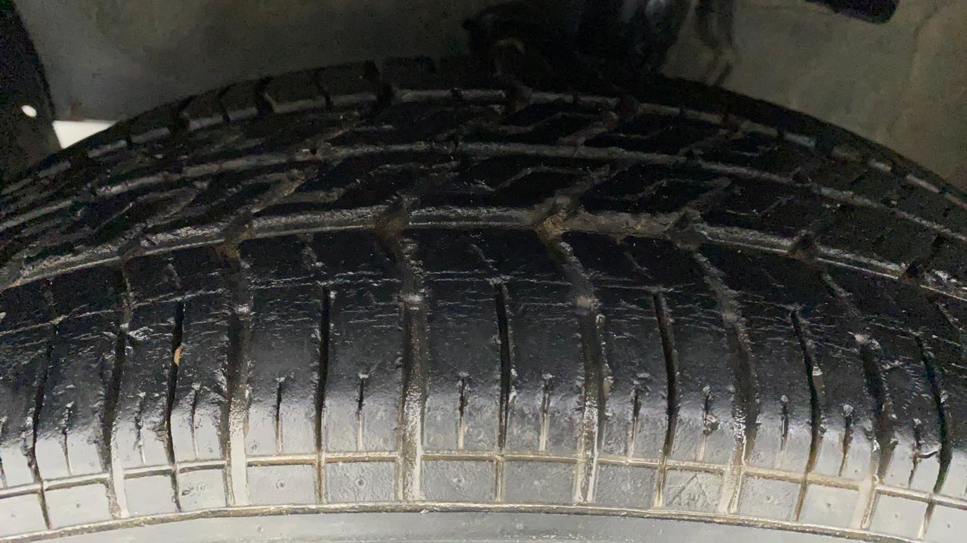 2010 Maruti Swift Dzire VXI, Petrol, Manual, 84,021 km, Left Front Tyre Tread