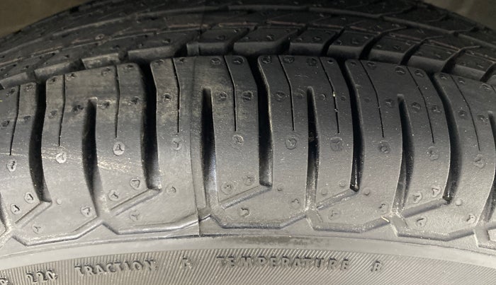 2022 Renault TRIBER RXL MT, Petrol, Manual, 27,492 km, Right Front Tyre Tread