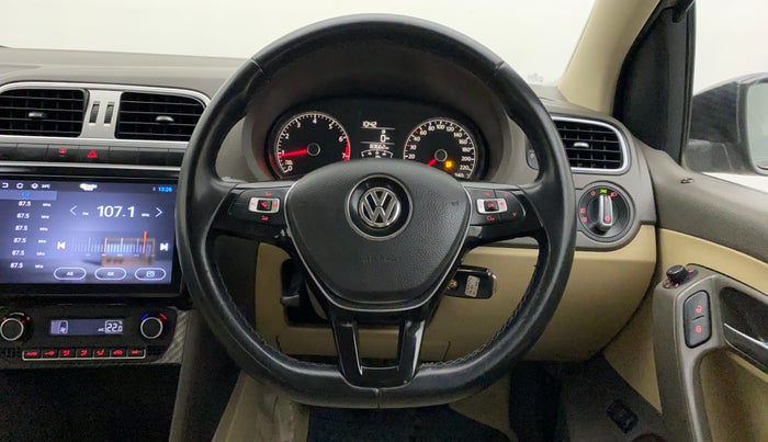 2016 Volkswagen Vento HIGHLINE 1.6 MPI, Petrol, Manual, 83,816 km, Steering Wheel Close Up