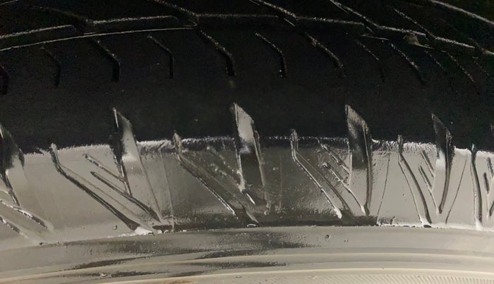 2018 Mahindra XUV500 W11, Diesel, Manual, 93,883 km, Left Front Tyre Tread