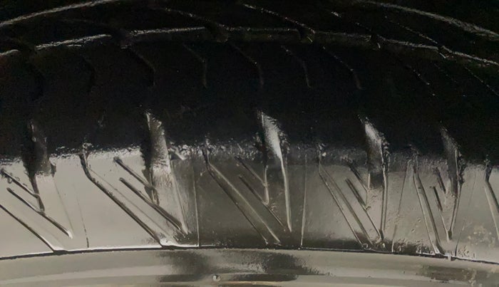 2018 Mahindra XUV500 W11, Diesel, Manual, 93,883 km, Right Front Tyre Tread