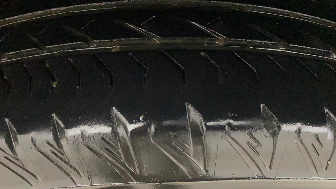 2018 Mahindra XUV500 W11, Diesel, Manual, 93,940 km, Right Rear Tyre Tread