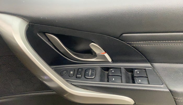 2018 Mahindra XUV500 W11, Diesel, Manual, 93,883 km, Driver Side Door Panels Control
