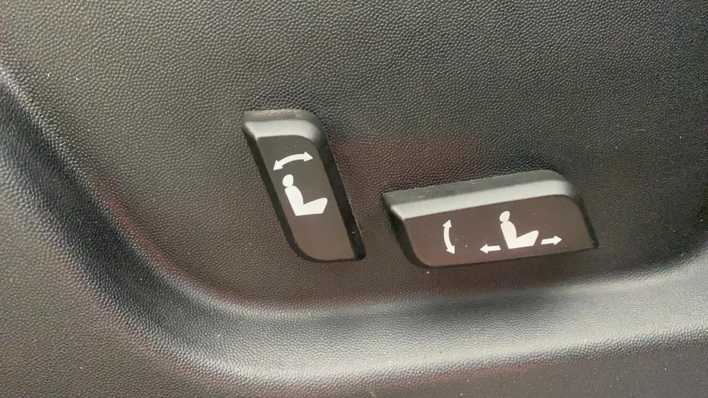 2018 Mahindra XUV500 W11, Diesel, Manual, 93,940 km, Driver Side Adjustment Panel