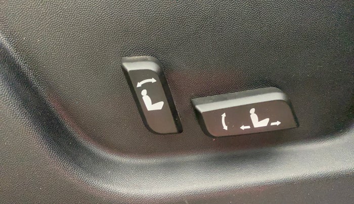 2018 Mahindra XUV500 W11, Diesel, Manual, 93,883 km, Driver Side Adjustment Panel