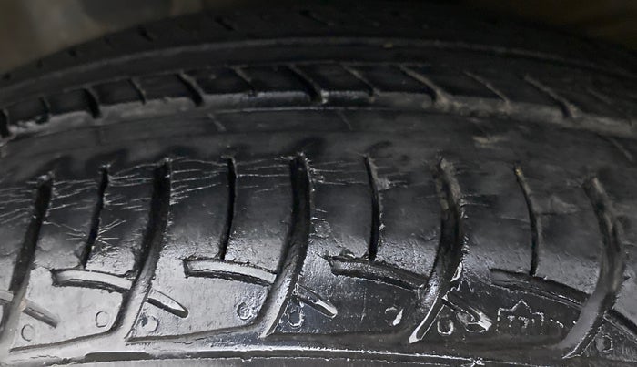 2012 Hyundai Verna FLUIDIC 1.4 VTVT, Petrol, Manual, 1,04,113 km, Left Front Tyre Tread