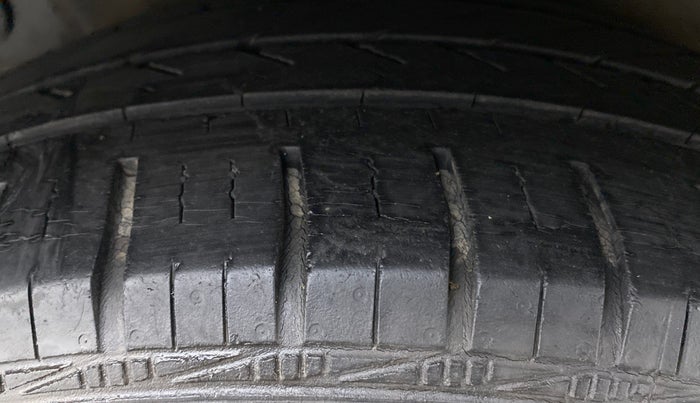 2012 Hyundai Verna FLUIDIC 1.4 VTVT, Petrol, Manual, 1,04,113 km, Right Rear Tyre Tread