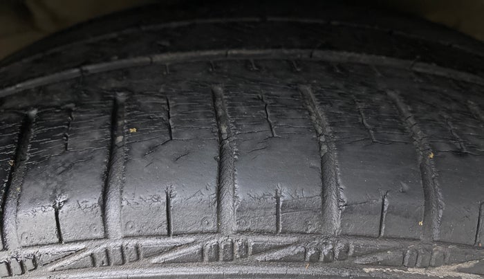 2012 Hyundai Verna FLUIDIC 1.4 VTVT, Petrol, Manual, 1,04,113 km, Right Front Tyre Tread