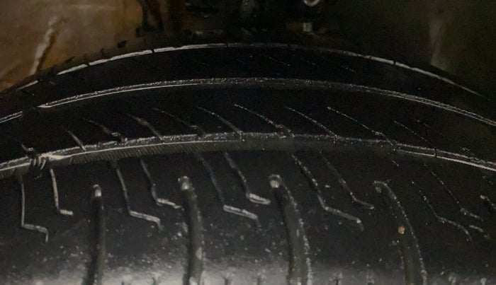 2017 Volkswagen Polo COMFORTLINE 1.2L, Petrol, Manual, 70,942 km, Right Front Tyre Tread