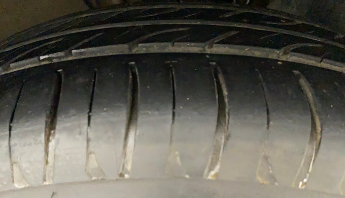 2014 Volkswagen Polo COMFORTLINE 1.2L, Petrol, Manual, 81,886 km, Right Front Tyre Tread