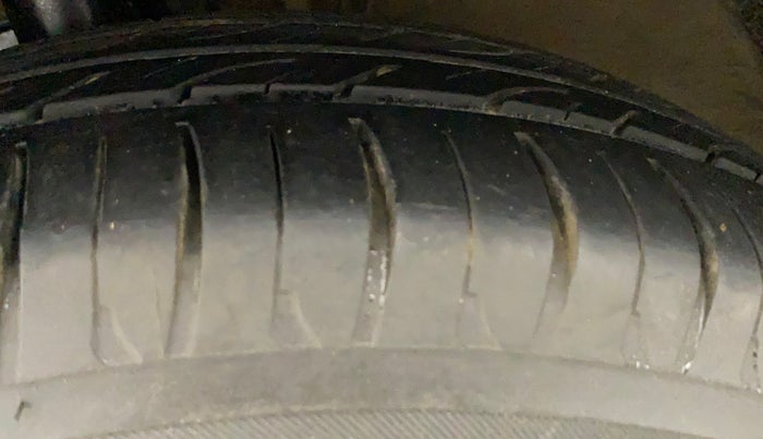 2014 Volkswagen Polo COMFORTLINE 1.2L, Petrol, Manual, 81,886 km, Left Front Tyre Tread