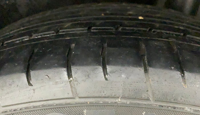 2014 Volkswagen Polo COMFORTLINE 1.2L, Petrol, Manual, 81,886 km, Left Rear Tyre Tread