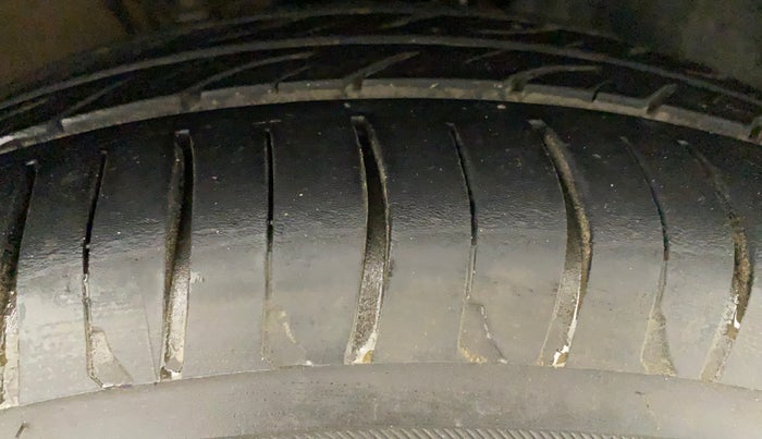 2014 Volkswagen Polo COMFORTLINE 1.2L, Petrol, Manual, 81,886 km, Right Rear Tyre Tread