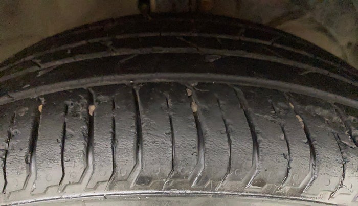2016 Maruti Baleno ZETA PETROL 1.2, Petrol, Manual, 1,24,245 km, Right Front Tyre Tread