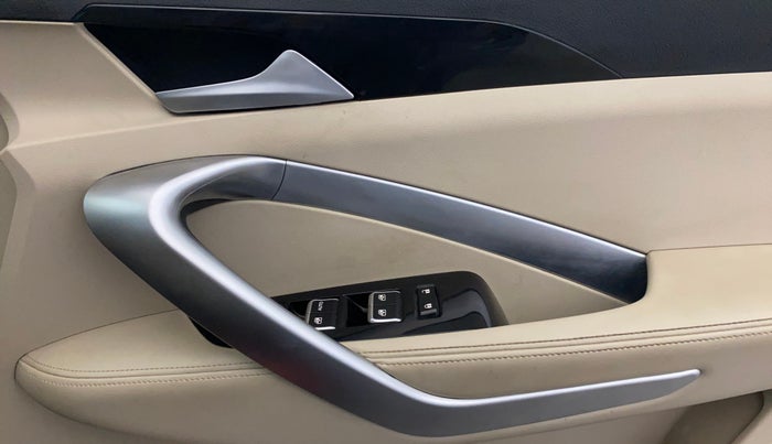 2021 MG HECTOR SHARP 1.5 PETROL CVT, Petrol, Automatic, 11,702 km, Driver Side Door Panels Control