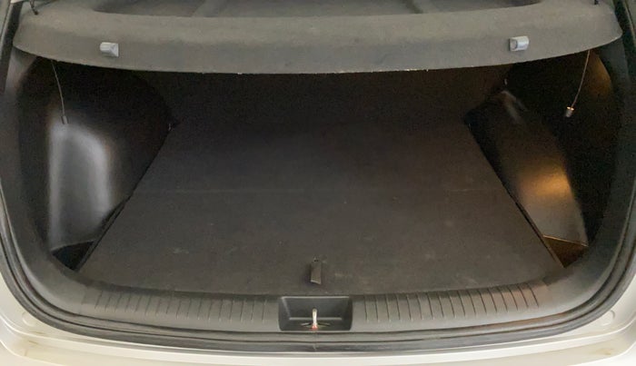 2017 Hyundai Creta SX PLUS 1.6 PETROL, Petrol, Manual, 77,797 km, Boot Inside