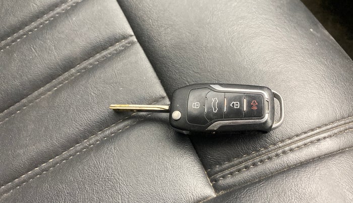 2017 Mahindra XUV500 W6 AT, Diesel, Automatic, 1,28,835 km, Key Close Up