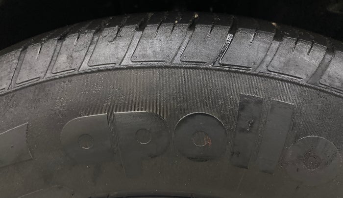 2017 Mahindra XUV500 W6 AT, Diesel, Automatic, 1,28,835 km, Right Front Tyre Tread