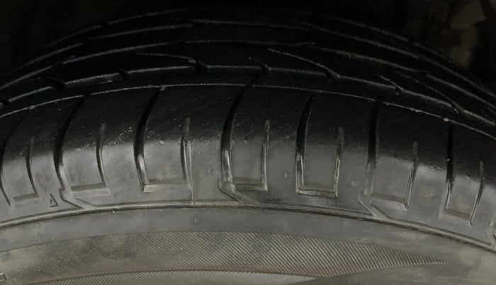 2022 Mahindra XUV300 W8 1.5 DIESEL, Diesel, Manual, 25,448 km, Right Front Tyre Tread
