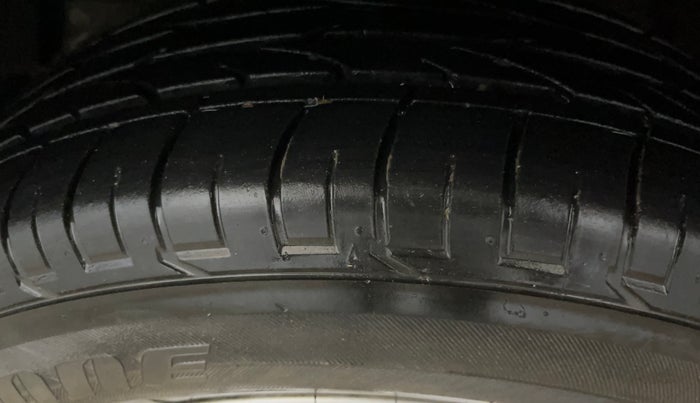 2022 Mahindra XUV300 W8 1.5 DIESEL, Diesel, Manual, 25,448 km, Left Front Tyre Tread