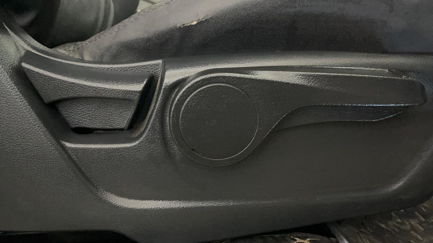 2022 Mahindra XUV300 W8 1.5 DIESEL, Diesel, Manual, 25,448 km, Driver Side Adjustment Panel