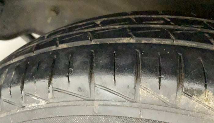 2014 Maruti Alto 800 LXI, Petrol, Manual, 62,651 km, Left Front Tyre Tread