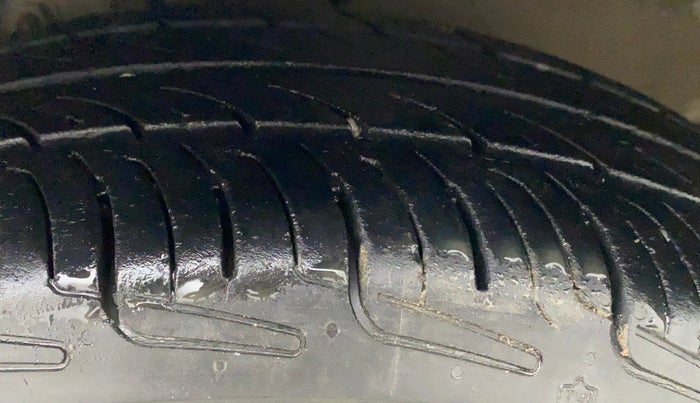 2016 Maruti Celerio VXI AMT, Petrol, Automatic, 98,397 km, Right Front Tyre Tread