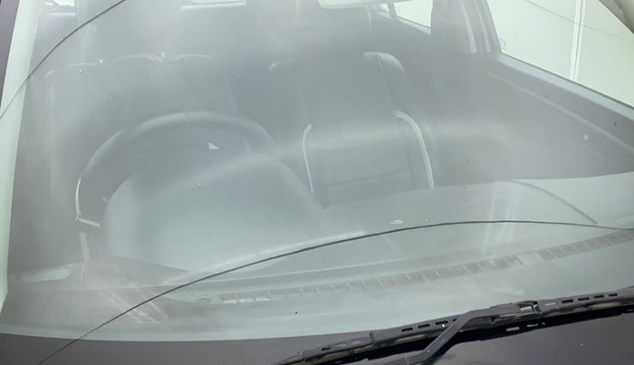2015 Maruti Swift LXI (O), Petrol, Manual, 19,297 km, Front windshield - Minor spot on windshield