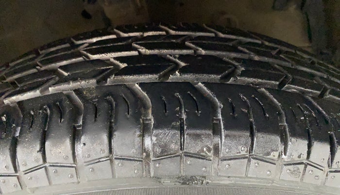 2015 Maruti Swift LXI (O), Petrol, Manual, 19,297 km, Right Front Tyre Tread
