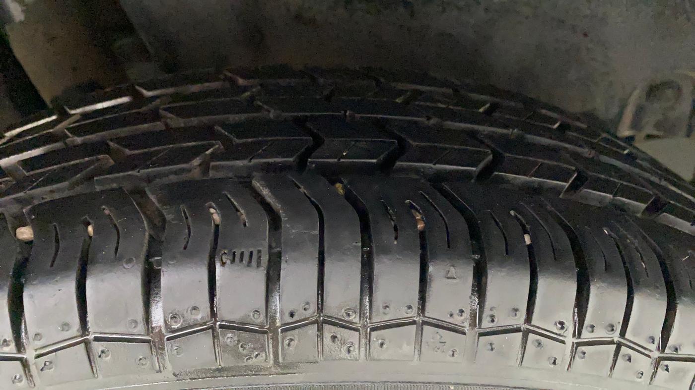 2015 Maruti Swift LXI (O), Petrol, Manual, 19,297 km, Right Rear Tyre Tread
