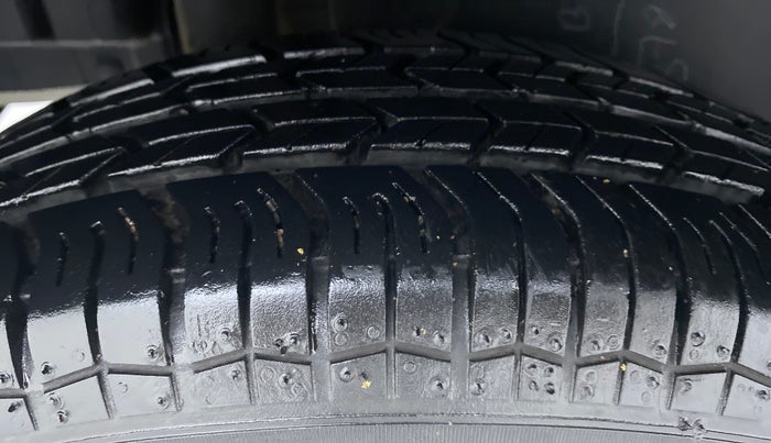 2017 Maruti Swift VXI D, Petrol, Manual, 5,852 km, Right Rear Tyre Tread