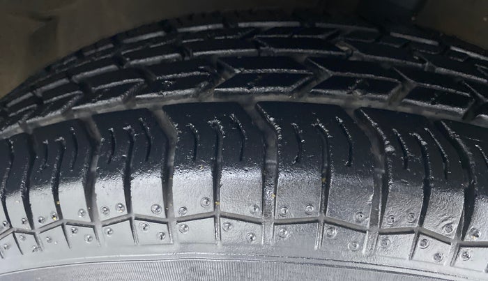 2017 Maruti Swift VXI D, Petrol, Manual, 5,852 km, Right Front Tyre Tread