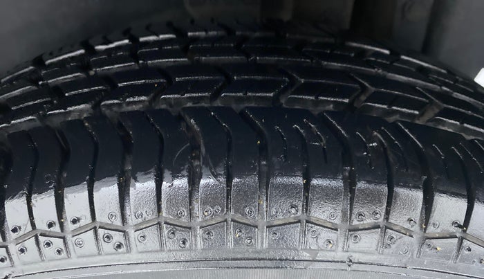 2017 Maruti Swift VXI D, Petrol, Manual, 5,852 km, Left Rear Tyre Tread