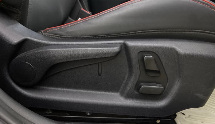 2023 Hyundai Verna SX (O) 1.5 TURBO DCT DUAL TONE, Petrol, Automatic, 29,856 km, Driver Side Adjustment Panel